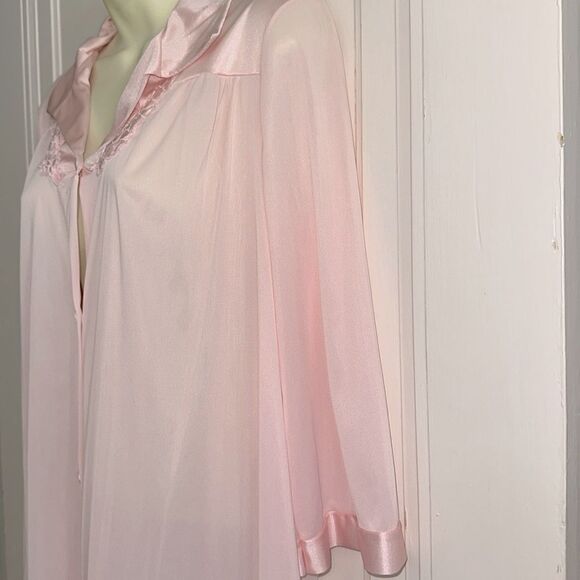 Vanity Fair Pink Nylon Short Robe  with 3/4 sleeves with Floral embellishments - Picture 4 of 8